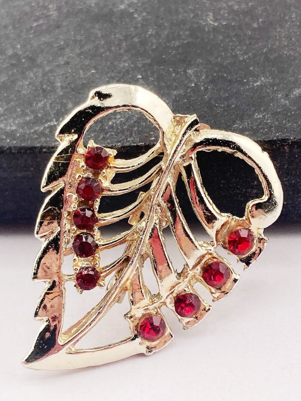 VINTAGE Silver tone metal and red rhinestone open design leaf brooch jewelry pin